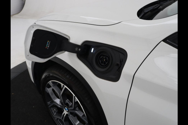 BMW X1 xDrive25e High Executive | SOH 85,2% | Half leder | Adaptive cruise | Stoelverwarming | Climate control | Navigatie | Camera | Park assist | Elektrische achterklep