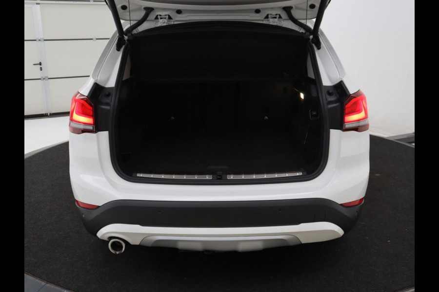 BMW X1 xDrive25e High Executive | SOH 85,2% | Half leder | Adaptive cruise | Stoelverwarming | Climate control | Navigatie | Camera | Park assist | Elektrische achterklep