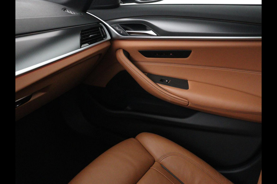 BMW 5 Serie Touring 520i Business Edition Plus | Panoramadak | Leder | Elektrische stoelen | Stoelverwarming | Carplay | Cruise control | Climate control | Trekhaak