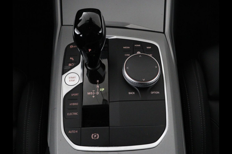 BMW 3 Serie Touring 320e Business Edition Plus | SOH 90% | Leder | Stoelverwarming | Carplay | Cruise control | Climate control | Elektrische achterklep | Park assist | PHEV