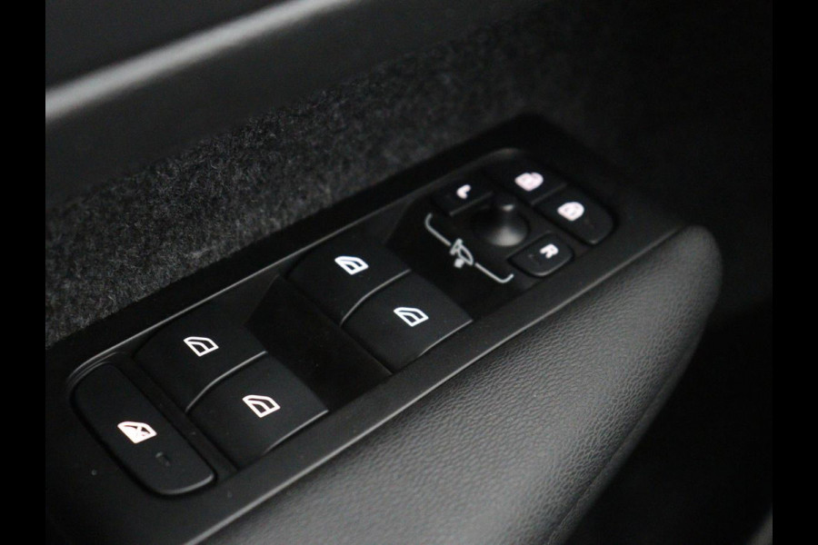 Volvo XC40 1.5 T5 Recharge Momentum Aut. Navi | Virtual display | SOH 89.7% |  Cruise Control | Stoelverwarming | Camera | Trekhaak | Stuurverwarming | DAB+ | Carplay
