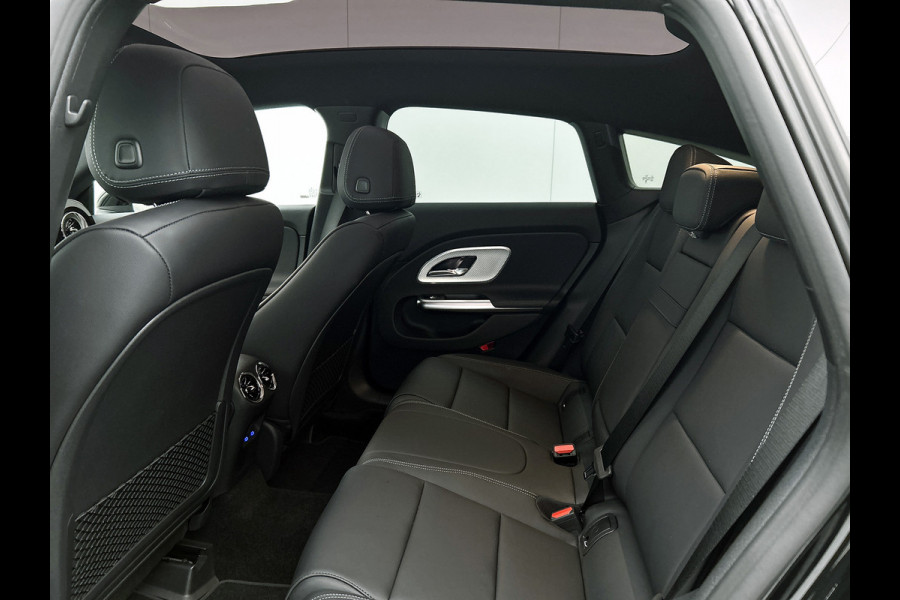 Mercedes-Benz CLA-Klasse Shooting Brake 200 Business Solution AMG | Premium pakket | Nightpakket | Parkeerpakket | Trekhaak | Vast panoramadak | Massage functie | 19" vijf dubbelspaaks lichtmetalen AMG-velgen |