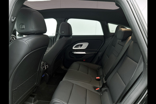 Mercedes-Benz CLA-Klasse Shooting Brake 200 Business Solution AMG | Premium pakket | Nightpakket | Parkeerpakket | Trekhaak | Vast panoramadak | Massage functie | 19" vijf dubbelspaaks lichtmetalen AMG-velgen |