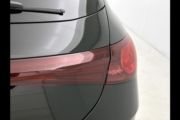 Mercedes-Benz CLA-Klasse Shooting Brake 200 Business Solution AMG | Premium pakket | Nightpakket | Parkeerpakket | Trekhaak | Vast panoramadak | Massage functie | 19" vijf dubbelspaaks lichtmetalen AMG-velgen |