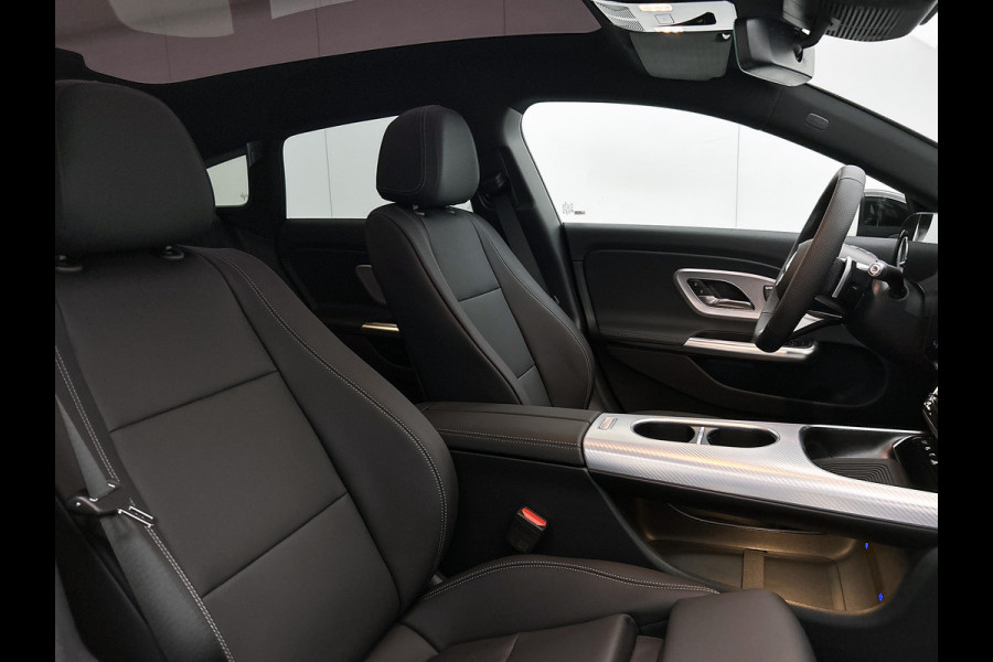Mercedes-Benz CLA-Klasse Shooting Brake 200 Business Solution AMG | Premium pakket | Nightpakket | Parkeerpakket | Trekhaak | Vast panoramadak | Massage functie | 19" vijf dubbelspaaks lichtmetalen AMG-velgen |