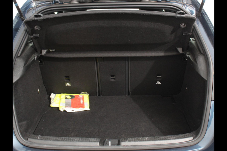 Mercedes-Benz A-Klasse 200 163pk DCT Progressive Navigatie Parkeersensoren Camera Cruise Control Stoelverwarming Ledverlichting Climate Control