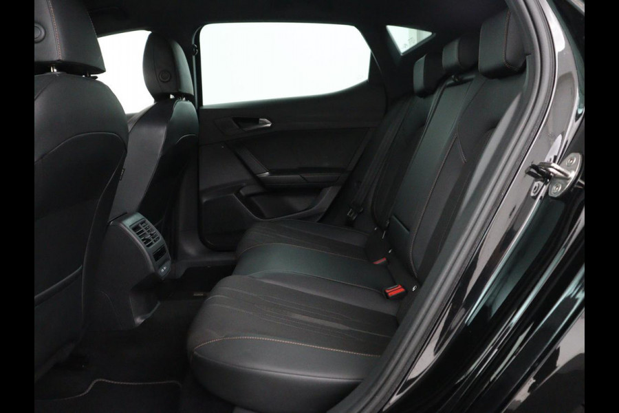 CUPRA Leon 1.5 eTSI Business Edition | Half leder | Stuur/stoel verwarming | Adaptive cruise | Lane assist | Carplay | Sfeerverlichting | Virtueel dashboard | Park assist | Climate control