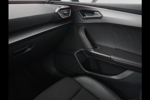 CUPRA Leon 1.5 eTSI Business Edition | Half leder | Stuur/stoel verwarming | Adaptive cruise | Lane assist | Carplay | Sfeerverlichting | Virtueel dashboard | Park assist | Climate control