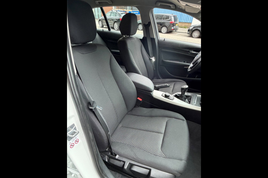 BMW 1-serie 118i 5Drs - 47.000 KM I Navigatie / Apple CarPlay I Airco I LED I PDC I Sport velgen I Dealer onderhouden