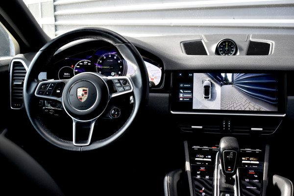 Porsche Cayenne Coupé 3.0 E-Hybrid 462pk Sport Chrono | Pano | 360 Camera | 21'' Wielen | Luchtvering | Stuurverwarming |  Stoel + Achterbankverwarming | LED Achterlichten donker |