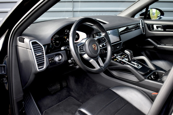 Porsche Cayenne Coupé 3.0 E-Hybrid 462pk Sport Chrono | Pano | 360 Camera | 21'' Wielen | Luchtvering | Stuurverwarming |  Stoel + Achterbankverwarming | LED Achterlichten donker |