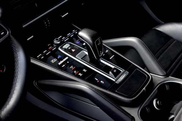 Porsche Cayenne Coupé 3.0 E-Hybrid 462pk Sport Chrono | Pano | 360 Camera | 21'' Wielen | Luchtvering | Stuurverwarming |  Stoel + Achterbankverwarming | LED Achterlichten donker |