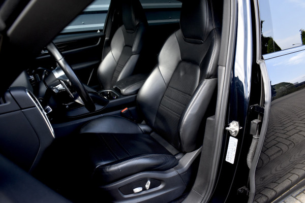 Porsche Cayenne Coupé 3.0 E-Hybrid 462pk Sport Chrono | Pano | 360 Camera | 21'' Wielen | Luchtvering | Stuurverwarming |  Stoel + Achterbankverwarming | LED Achterlichten donker |
