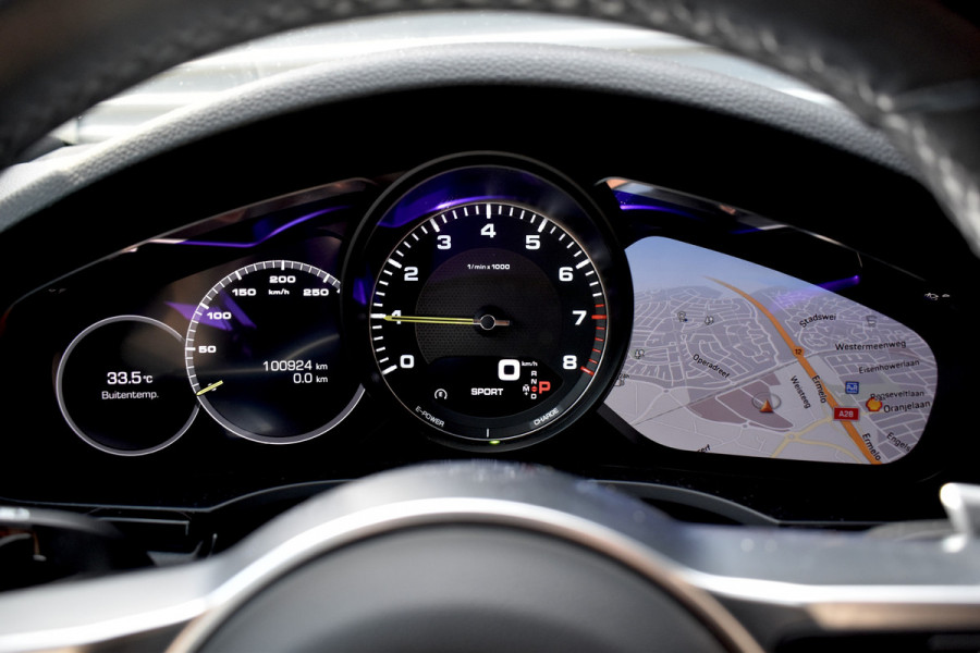 Porsche Cayenne Coupé 3.0 E-Hybrid 462pk Sport Chrono | Pano | 360 Camera | 21'' Wielen | Luchtvering | Stuurverwarming |  Stoel + Achterbankverwarming | LED Achterlichten donker |