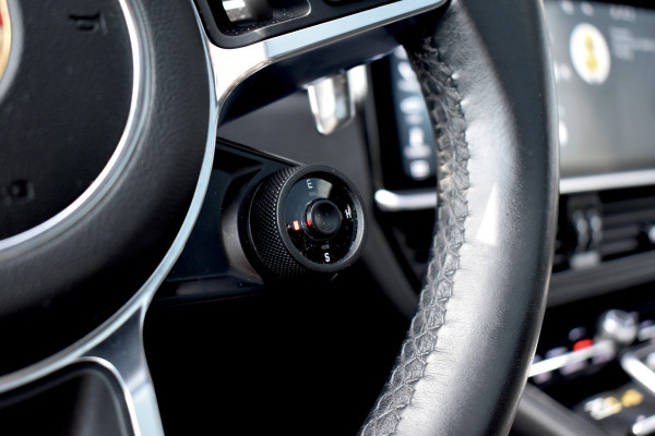 Porsche Cayenne Coupé 3.0 E-Hybrid 462pk Sport Chrono | Pano | 360 Camera | 21'' Wielen | Luchtvering | Stuurverwarming |  Stoel + Achterbankverwarming | LED Achterlichten donker |