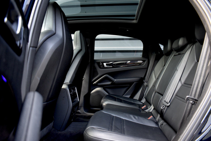 Porsche Cayenne Coupé 3.0 E-Hybrid 462pk Sport Chrono | Pano | 360 Camera | 21'' Wielen | Luchtvering | Stuurverwarming |  Stoel + Achterbankverwarming | LED Achterlichten donker |