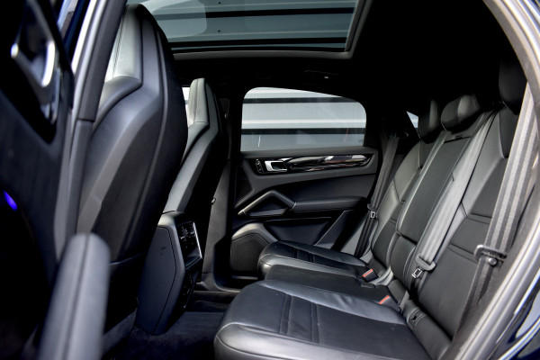 Porsche Cayenne Coupé 3.0 E-Hybrid 462pk Sport Chrono | Pano | 360 Camera | 21'' Wielen | Luchtvering | Stuurverwarming |  Stoel + Achterbankverwarming | LED Achterlichten donker |