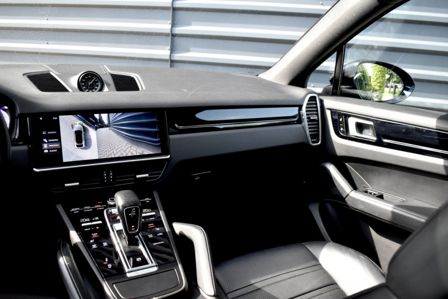 Porsche Cayenne Coupé 3.0 E-Hybrid 462pk Sport Chrono | Pano | 360 Camera | 21'' Wielen | Luchtvering | Stuurverwarming |  Stoel + Achterbankverwarming | LED Achterlichten donker |