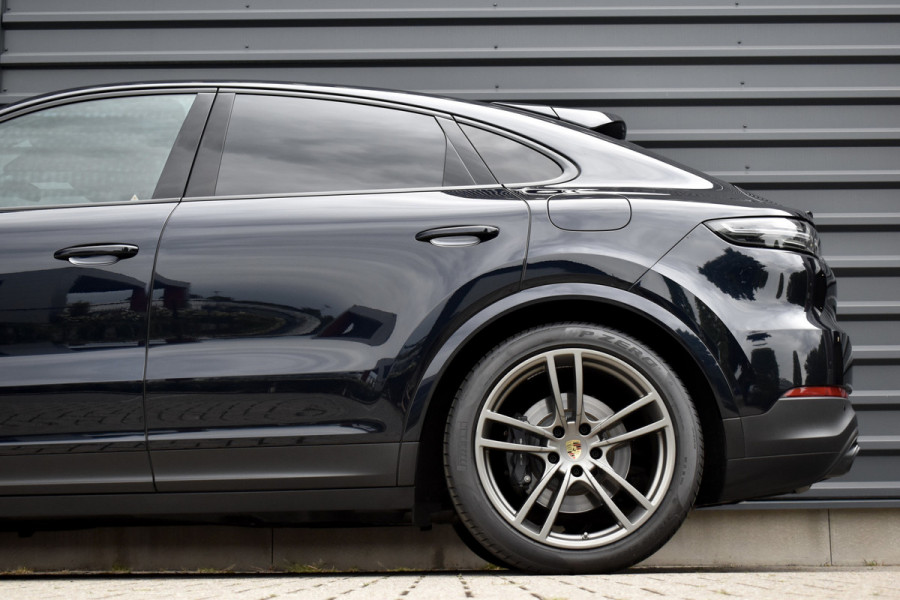 Porsche Cayenne Coupé 3.0 E-Hybrid 462pk Sport Chrono | Pano | 360 Camera | 21'' Wielen | Luchtvering | Stuurverwarming |  Stoel + Achterbankverwarming | LED Achterlichten donker |