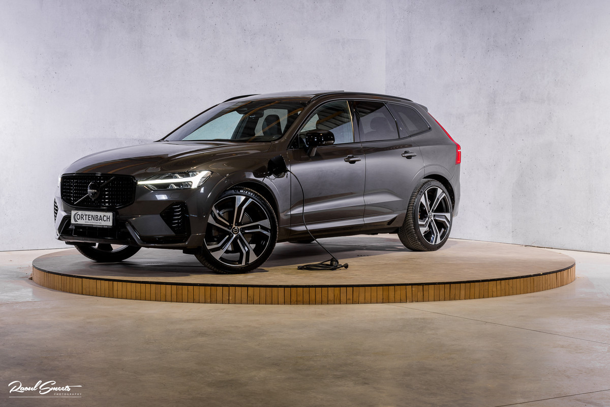 Volvo XC60 2.0 T8 Plug-in hybrid AWD R-Design | Luchtvering | Zwenkbare trekhaak | Panorama dak | Memory | Harman Kardon |