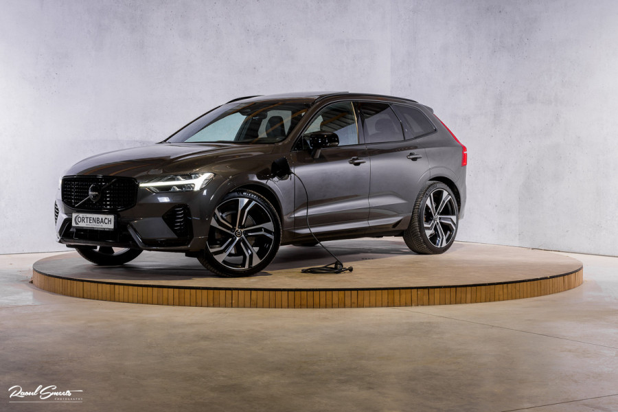 Volvo XC60 2.0 T8 Plug-in hybrid AWD R-Design | Luchtvering | Zwenkbare trekhaak | Panoramadak | Memory | Harman Kardon |