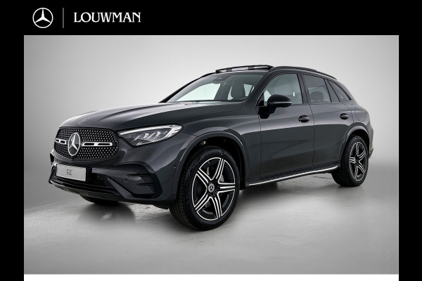 Mercedes-Benz GLC 300e 4MATIC Business Solution AMG | Advanced plus | Nightpakket | Parkeerpakket | Trekhaak | Panoramaschuifdak | 20 inch vijfspaaks lichtmetalen AMG-velgen | Treeplanken in aluminiumlook | DISTRONIC |
