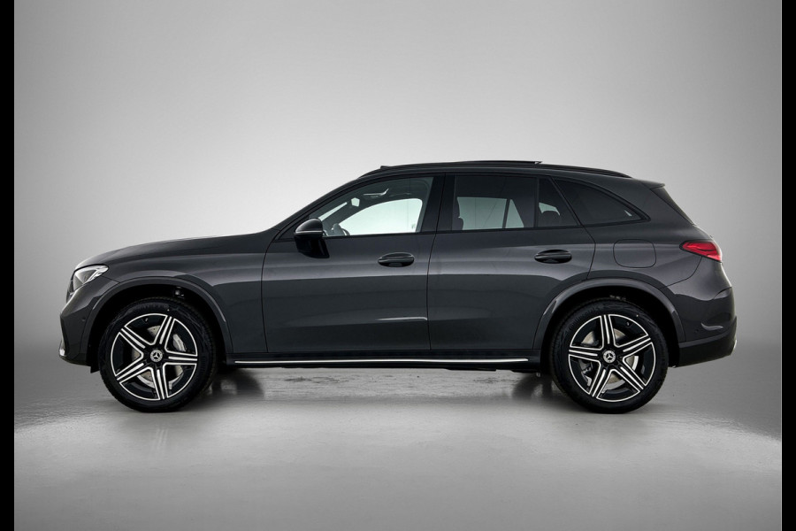 Mercedes-Benz GLC 300e 4MATIC Business Solution AMG | Advanced plus | Nightpakket | Parkeerpakket | Trekhaak | Panoramaschuifdak | 20 inch vijfspaaks lichtmetalen AMG-velgen | Treeplanken in aluminiumlook | DISTRONIC |