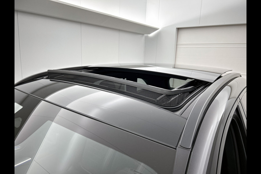 Mercedes-Benz GLC 300e 4MATIC Business Solution AMG | Advanced plus | Nightpakket | Parkeerpakket | Trekhaak | Panoramaschuifdak | 20 inch vijfspaaks lichtmetalen AMG-velgen | Treeplanken in aluminiumlook | DISTRONIC |