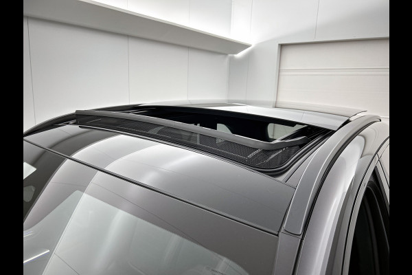 Mercedes-Benz GLC 300e 4MATIC Business Solution AMG | Advanced plus | Nightpakket | Parkeerpakket | Trekhaak | Panoramaschuifdak | 20 inch vijfspaaks lichtmetalen AMG-velgen | Treeplanken in aluminiumlook | DISTRONIC |
