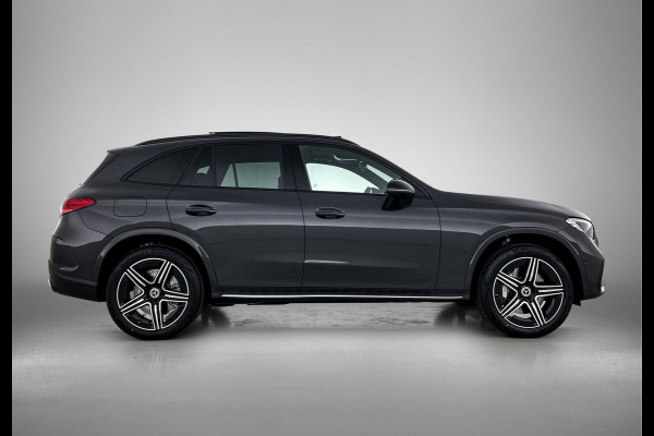 Mercedes-Benz GLC 300e 4MATIC Business Solution AMG | Advanced plus | Nightpakket | Parkeerpakket | Trekhaak | Panoramaschuifdak | 20 inch vijfspaaks lichtmetalen AMG-velgen | Treeplanken in aluminiumlook | DISTRONIC |