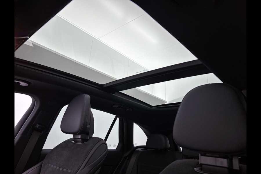 Mercedes-Benz GLC 300e 4MATIC Business Solution AMG | Advanced plus | Nightpakket | Parkeerpakket | Trekhaak | Panoramaschuifdak | 20 inch vijfspaaks lichtmetalen AMG-velgen | Treeplanken in aluminiumlook | DISTRONIC |