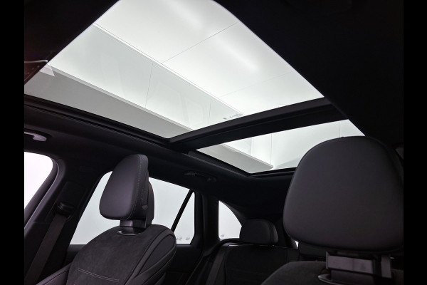 Mercedes-Benz GLC 300e 4MATIC Business Solution AMG | Advanced plus | Nightpakket | Parkeerpakket | Trekhaak | Panoramaschuifdak | 20 inch vijfspaaks lichtmetalen AMG-velgen | Treeplanken in aluminiumlook | DISTRONIC |