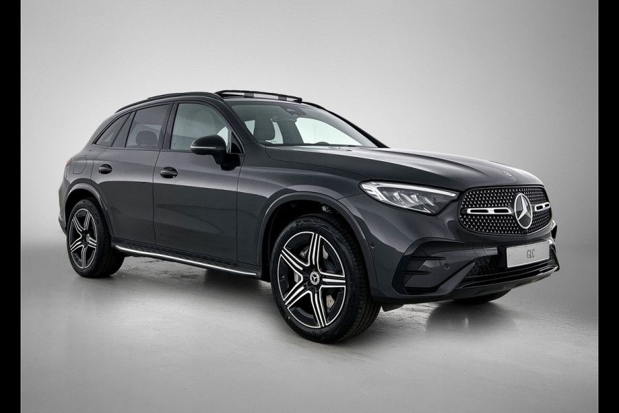 Mercedes-Benz GLC 300e 4MATIC Business Solution AMG | Advanced plus | Nightpakket | Parkeerpakket | Trekhaak | Panoramaschuifdak | 20 inch vijfspaaks lichtmetalen AMG-velgen | Treeplanken in aluminiumlook | DISTRONIC |