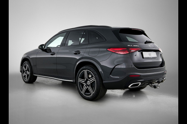 Mercedes-Benz GLC 300e 4MATIC Business Solution AMG | Advanced plus | Nightpakket | Parkeerpakket | Trekhaak | Panoramaschuifdak | 20 inch vijfspaaks lichtmetalen AMG-velgen | Treeplanken in aluminiumlook | DISTRONIC |