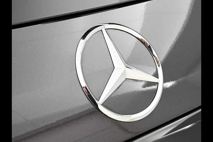 Mercedes-Benz GLC 300e 4MATIC Business Solution AMG | Advanced plus | Nightpakket | Parkeerpakket | Trekhaak | Panoramaschuifdak | 20 inch vijfspaaks lichtmetalen AMG-velgen | Treeplanken in aluminiumlook | DISTRONIC |