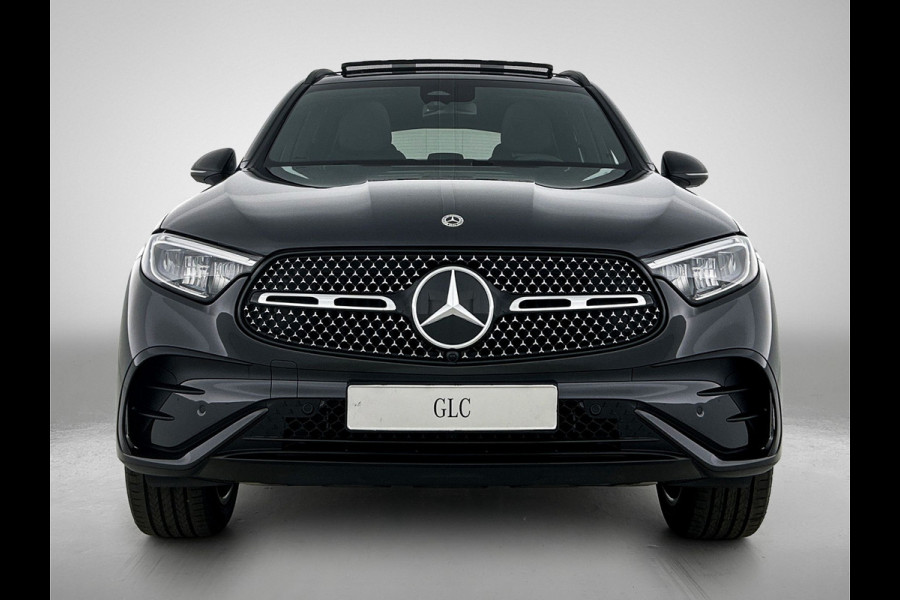 Mercedes-Benz GLC 300e 4MATIC Business Solution AMG | Advanced plus | Nightpakket | Parkeerpakket | Trekhaak | Panoramaschuifdak | 20 inch vijfspaaks lichtmetalen AMG-velgen | Treeplanken in aluminiumlook | DISTRONIC |