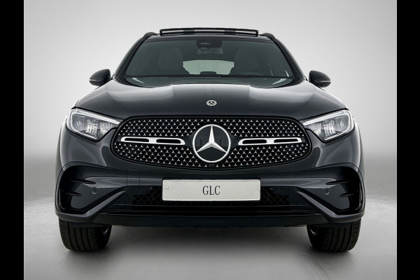 Mercedes-Benz GLC 300e 4MATIC Business Solution AMG | Advanced plus | Nightpakket | Parkeerpakket | Trekhaak | Panoramaschuifdak | 20 inch vijfspaaks lichtmetalen AMG-velgen | Treeplanken in aluminiumlook | DISTRONIC |