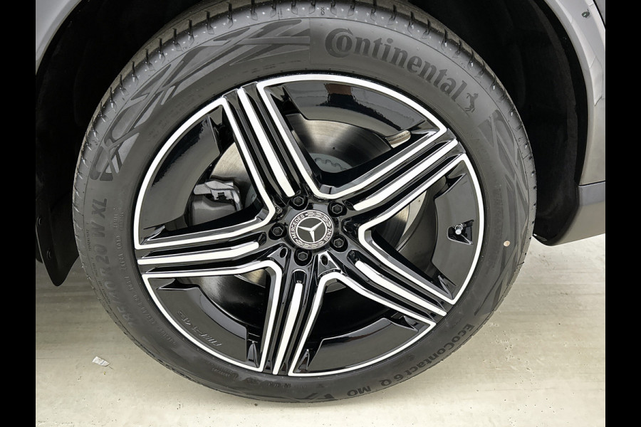 Mercedes-Benz GLC 300e 4MATIC Business Solution AMG | Advanced plus | Nightpakket | Parkeerpakket | Trekhaak | Panoramaschuifdak | 20 inch vijfspaaks lichtmetalen AMG-velgen | Treeplanken in aluminiumlook | DISTRONIC |