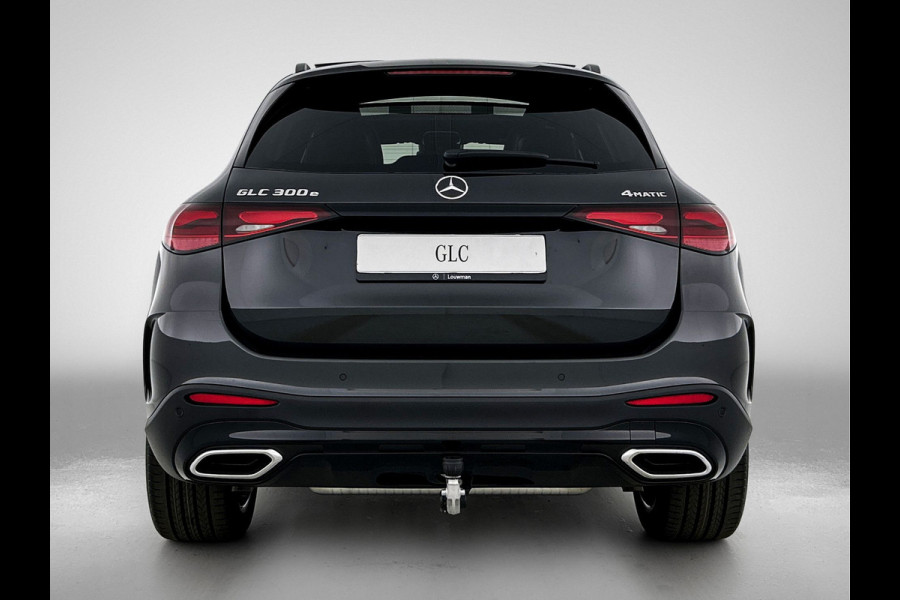 Mercedes-Benz GLC 300e 4MATIC Business Solution AMG | Advanced plus | Nightpakket | Parkeerpakket | Trekhaak | Panoramaschuifdak | 20 inch vijfspaaks lichtmetalen AMG-velgen | Treeplanken in aluminiumlook | DISTRONIC |