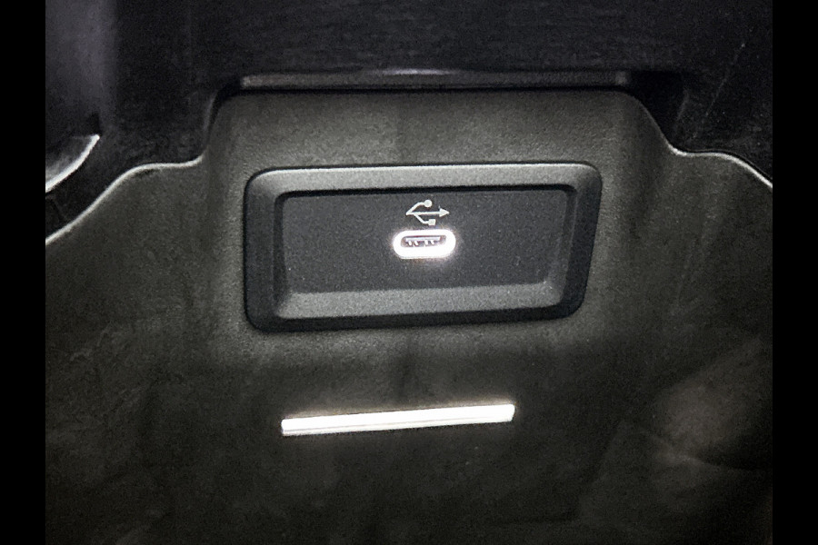 Mercedes-Benz GLC 300e 4MATIC Business Solution AMG | Advanced plus | Nightpakket | Parkeerpakket | Trekhaak | Panoramaschuifdak | 20 inch vijfspaaks lichtmetalen AMG-velgen | Treeplanken in aluminiumlook | DISTRONIC |