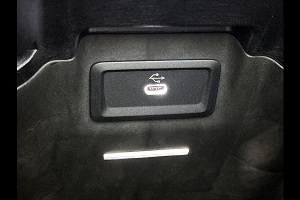 Mercedes-Benz GLC 300e 4MATIC Business Solution AMG | Advanced plus | Nightpakket | Parkeerpakket | Trekhaak | Panoramaschuifdak | 20 inch vijfspaaks lichtmetalen AMG-velgen | Treeplanken in aluminiumlook | DISTRONIC |