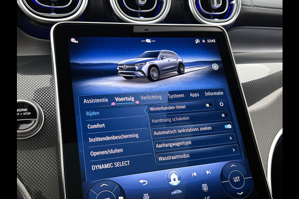 Mercedes-Benz GLC 300e 4MATIC Business Solution AMG | Advanced plus | Nightpakket | Parkeerpakket | Trekhaak | Panoramaschuifdak | 20 inch vijfspaaks lichtmetalen AMG-velgen | Treeplanken in aluminiumlook | DISTRONIC |