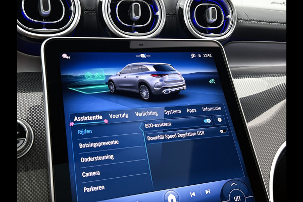 Mercedes-Benz GLC 300e 4MATIC Business Solution AMG | Advanced plus | Nightpakket | Parkeerpakket | Trekhaak | Panoramaschuifdak | 20 inch vijfspaaks lichtmetalen AMG-velgen | Treeplanken in aluminiumlook | DISTRONIC |