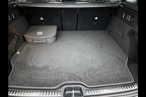 Mercedes-Benz GLC 300e 4MATIC Business Solution AMG | Advanced plus | Nightpakket | Parkeerpakket | Trekhaak | Panoramaschuifdak | 20 inch vijfspaaks lichtmetalen AMG-velgen | Treeplanken in aluminiumlook | DISTRONIC |