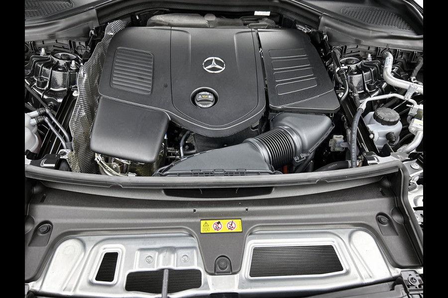Mercedes-Benz GLC 300e 4MATIC Business Solution AMG | Advanced plus | Nightpakket | Parkeerpakket | Trekhaak | Panoramaschuifdak | 20 inch vijfspaaks lichtmetalen AMG-velgen | Treeplanken in aluminiumlook | DISTRONIC |
