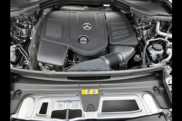 Mercedes-Benz GLC 300e 4MATIC Business Solution AMG | Advanced plus | Nightpakket | Parkeerpakket | Trekhaak | Panoramaschuifdak | 20 inch vijfspaaks lichtmetalen AMG-velgen | Treeplanken in aluminiumlook | DISTRONIC |