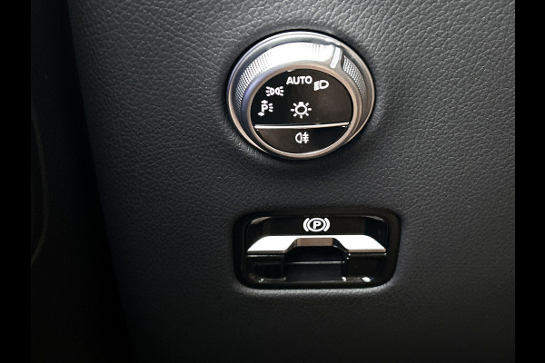Mercedes-Benz GLC 300e 4MATIC Business Solution AMG | Advanced plus | Nightpakket | Parkeerpakket | Trekhaak | Panoramaschuifdak | 20 inch vijfspaaks lichtmetalen AMG-velgen | Treeplanken in aluminiumlook | DISTRONIC |