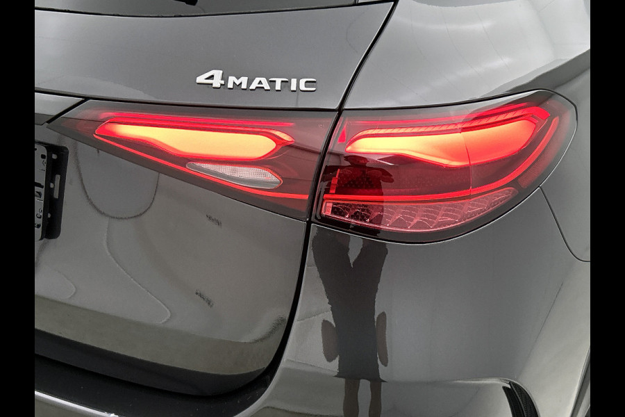 Mercedes-Benz GLC 300e 4MATIC Business Solution AMG | Advanced plus | Nightpakket | Parkeerpakket | Trekhaak | Panoramaschuifdak | 20 inch vijfspaaks lichtmetalen AMG-velgen | Treeplanken in aluminiumlook | DISTRONIC |