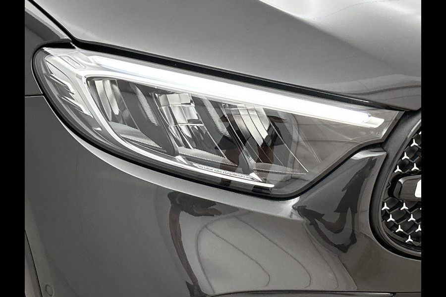 Mercedes-Benz GLC 300e 4MATIC Business Solution AMG | Advanced plus | Nightpakket | Parkeerpakket | Trekhaak | Panoramaschuifdak | 20 inch vijfspaaks lichtmetalen AMG-velgen | Treeplanken in aluminiumlook | DISTRONIC |
