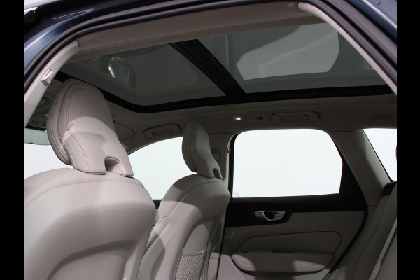 Volvo XC60 2.0 T6 Plug-in hybrid AWD Ultra Bright Climate control Adaptieve cruise control Navigatie Panoramadak Trekhaak Parkeersensoren 360* camera Voorstoelen verwarmd  Apple Carplay/ Android auto